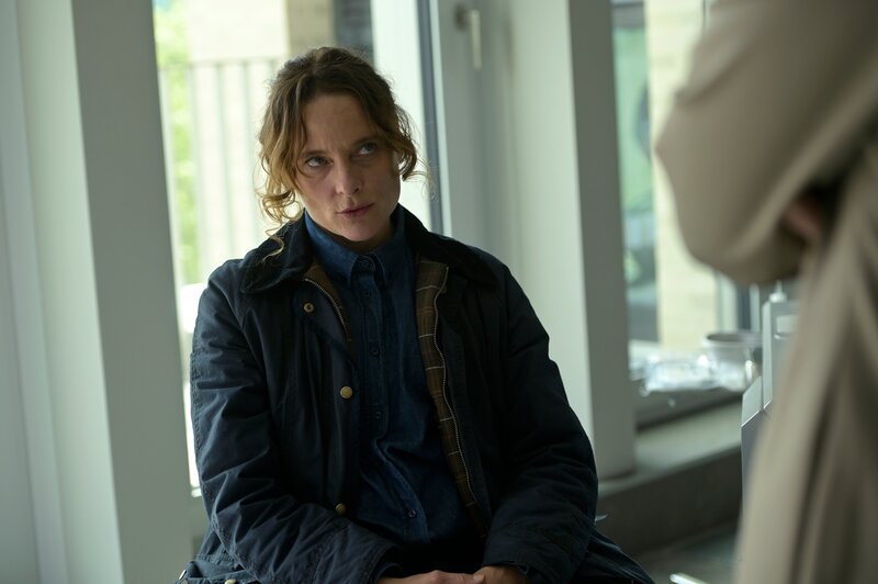 Luise (Anne Ratte-Polle, l.) konfrontiert Dr. Aschhausen (Ann-Kathrin Kramer) in ihrer Praxis. – Bild: Warner Bros. International Telev /​ RTL /​ Bernd Spauke