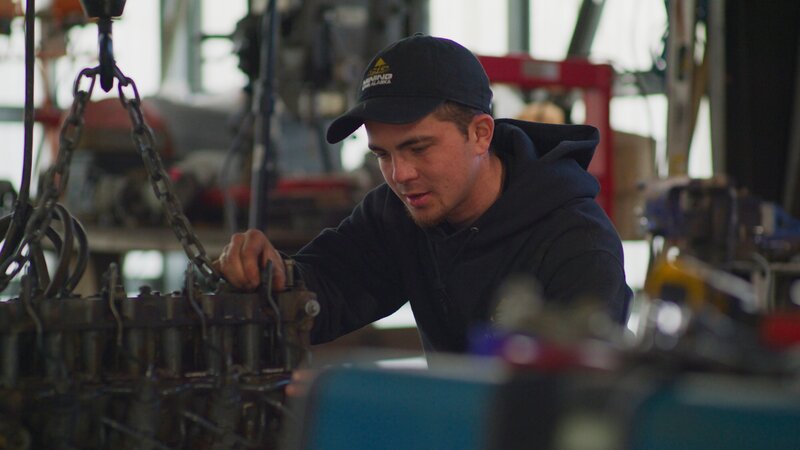 Chris McCully making some needed repairs – Bild: Discovery Channel /​ Discover Images /​ Warner Bros. Discovery, Inc. or its subsidiaries and affiliates. All rights reserved.