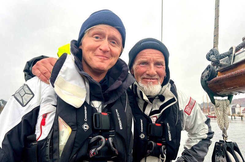 Moderator Pierre M. Krause besucht Björn Both, den Frontsänger der Flensburger Band Santiano, auf seiner Yacht „Capella“. – Bild: SWR/​Encanto