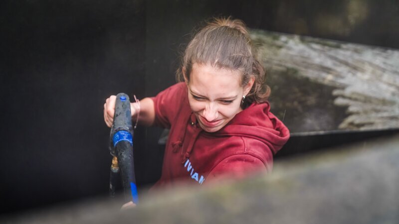 Vivian arbeitet mit dem Hochdruckreiniger. – Bild: MDR/​Cine Impuls Leipzig GmbH