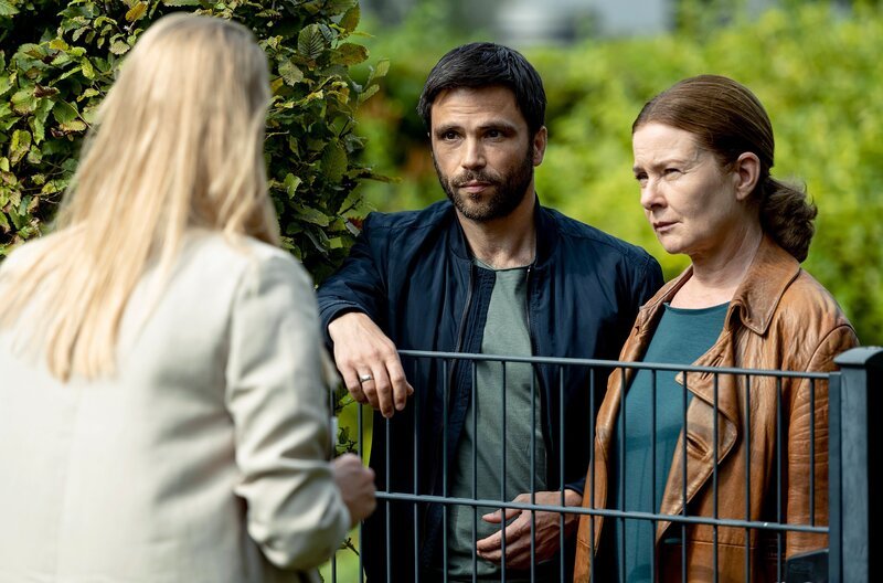 WDR Fernsehen DIE FÜCHSIN, „Romeo muss sterben“. Anne (Lina Wendel, rechts) und Youssef (Karim Chérif) nehmen Jenny Ahrens (Sina Ebell, links) ins Visier. Immerhin scheint die ein Verhältnis mit dem Mordopfer gehabt zu haben. – Bild: WDR/​Odeon TV/​Martin Rottenkolber