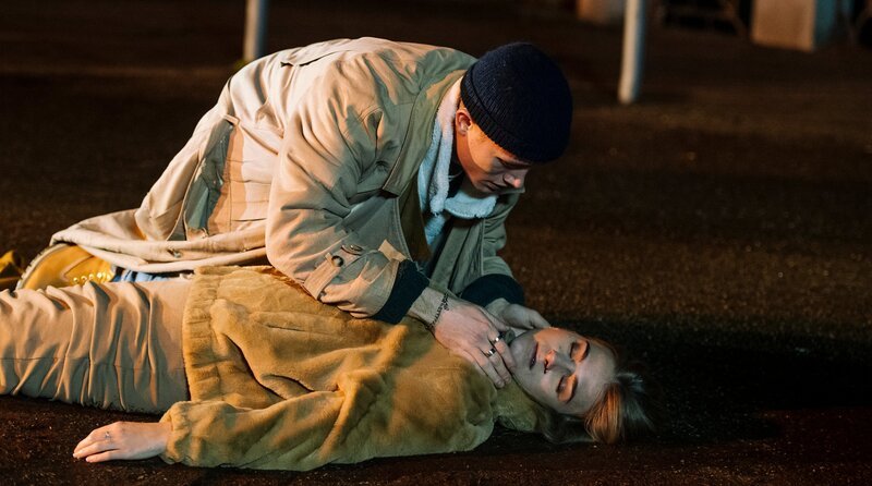 Tragischer Tod: Max Höfel (Fabian Jaray, oben) findet seine Freundin Leonie Adler (Lea Fleck, unten) schwerverletzt auf der Straße – sie stirbt in seinen Armen. – Bild: WDR/​Martin Rottenkolber