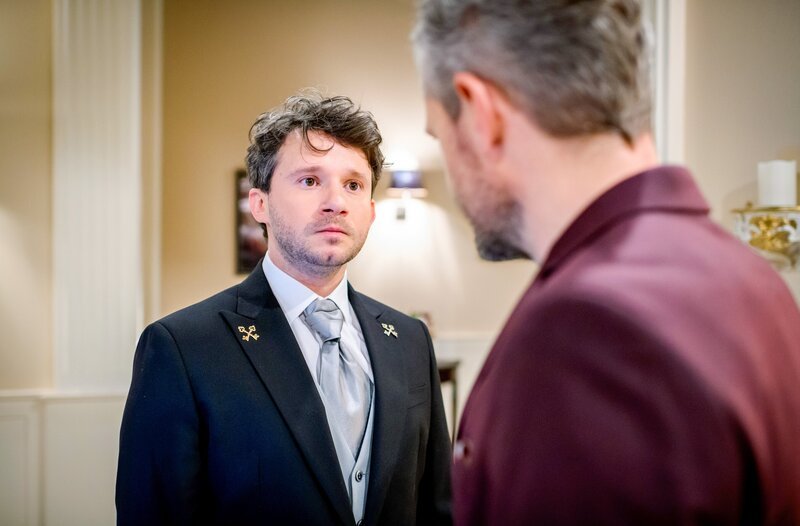 Erik (Sven Waasner, l.) eröffnet Fritz (Thimo Meitner, r.), dass er die Probezeit womöglich nicht besteht. – Bild: ORF/​ARD/​Thomas Neumeier