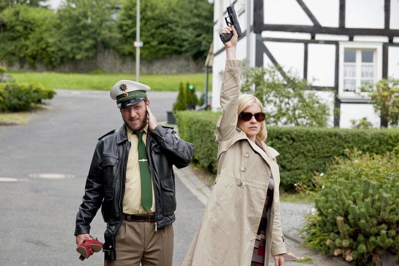 Dietmar Schäffer (Bjarne Mädel, l.) und Sophie Haas (Caroline Peters, r.) beenden die Schlägerei der Biker und Hengascher vorm Gasthof Aubach. – Bild: PLURIMEDIA (ARD /​ Frank Dicks)
