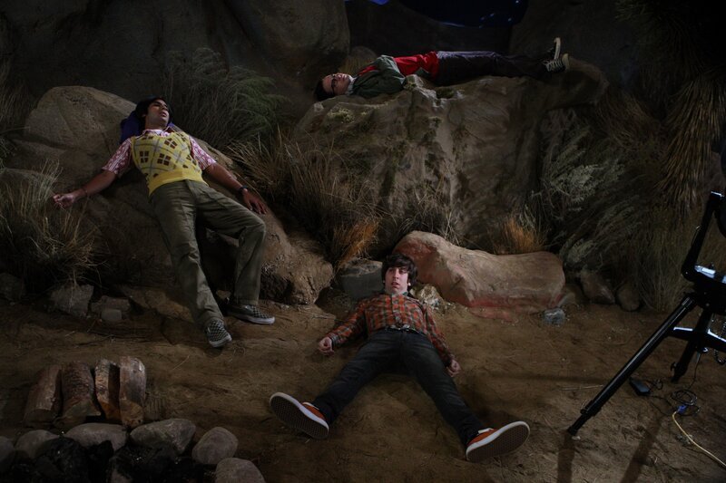 Howard (Simon Helberg), Raj (Kunal Nayyar) und Leonard (Johnny Galecki) gehen zelten, um den Meteorschauer der Leoniden zu beobachten. Howard trifft auf zwei Lehrerinnen, die ihm Kekse schenken. Die drei Freunde essen die Kekse, ohne zu wissen, dass es sich dabei um Haschkekse handelt. – Bild: Warner Bros. Television