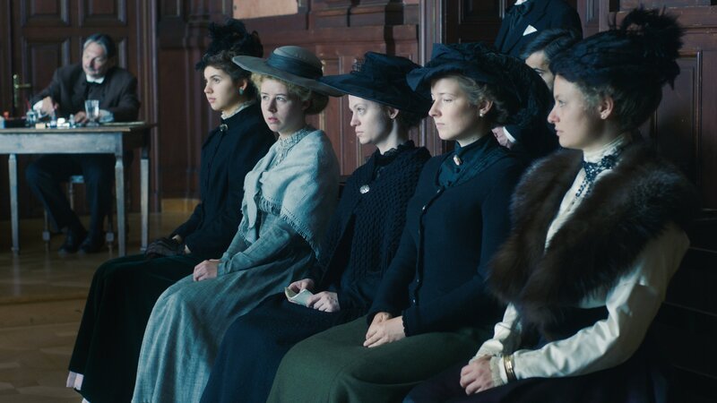Marie Pokorny (r., Gina Christof), Marie Winkler (3.v.r., Fanny Altenburger) und Anna Christ (4.v.r., Julia Wozek) wurden im Riehl-Bordell ausgebeutet, sind nun aber wegen Falschaussage angeklagt. – Bild: ORF/​Nikolaus Geyrhalter Filmproduktion/​Carolina Steinbrecher