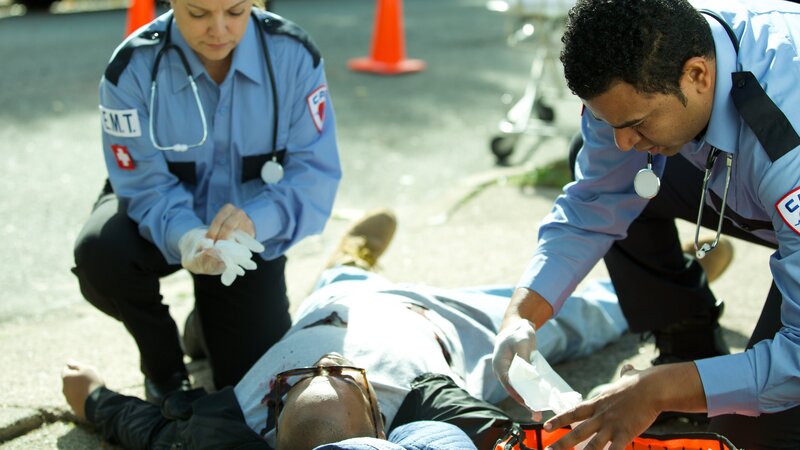 Paramedics and Faustos Santos helping a wounded Chester. – Bild: Discovery Communications /​ Bob Blankemeier