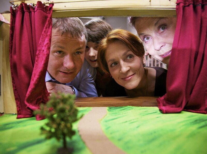 Es ist schon eine Weile her, dass die gesamte Familie Heilmann Zeit miteinander verbracht hat. Nicht nur Otto und Lisa freuen sich, auch Roland (Thomas Rühmann, links), Jonas (Anthony Pertifke, 2. von links), Pia (Hendrikje Fitz, 2. von rechts) und Charlotte (Ursula Karusseit) genießen die Zeit beim gemeinsamen Basteln. – Bild: MDR/​Wernicke