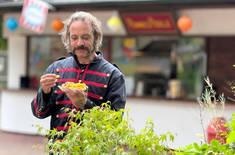 In der Pommes Perle von Christian Biedermann sollen Kinderträume wahr werden. Er verkauft alles, was schon ihn als kleinen Jungen glücklich gemacht hat. Und seine Pommes gehen erst über den Tresen, wenn sie in der Fritteuse „singen“. – Bild: NDR/​Kristina Gruse
