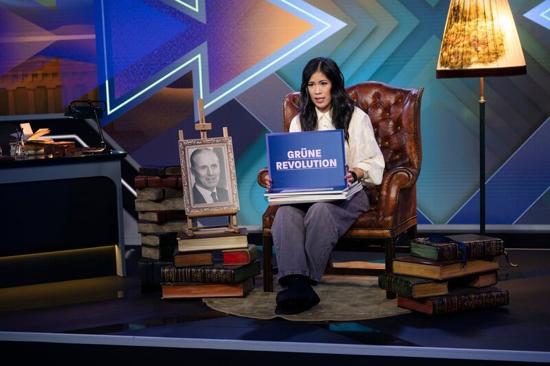 Der US-amerikanische Agrarwissenschaftler Norman Borlaug entwickelt eine Weizensorte, die widerstandsfähiger ist gegen den verheerenden Schadpilz Braunrost. Um den Ertrag weiter zu erhöhen, experimentiert Borlaug mit Dünger. Düngt man Weizen allerdings zu stark, wird die Pflanze riesig und knickt unter ihrer eigenen Last um. Deshalb kreuzt er seine neue Weizensorte nochmal mit einer Sorte, die nur halb so hoch ist. Das Ergebnis: Neue Weizensorten mit kurzem, robusten Stängel. Wenn man die jetzt düngt, so haben sie enorm hohe Erträge, ohne umzuknicken. Norman Borlaug gilt als Vater der sogenannten Grünen Revolution. – Bild: ZDF und Ben Knabe