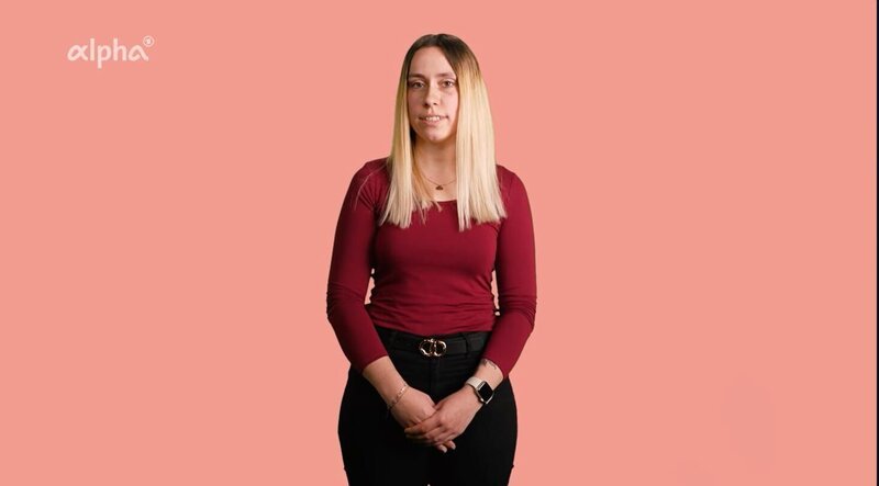 In dieser Folge geht es um das Thema Depressionen. Die 23-jährige Selina (Bild) erzählt offen, wie sie seit ihrer Jugend unter Depressionen und einer Angsstörung leidet und was ihr hilft, damit umzugehen. Lange wusste sie nicht, was mit ihr los ist und sie hat auch nicht darüber gesprochen. Zu groß war ihre Angst vor dummen Sprüchen anderer oder davor, in der Klasse nicht mehr dazuzugehören. Zwar geht die Gesellschaft mit dem Thema „Depression“ inzwischen offener um, zu oft ist diese ernste Erkrankung allerdings immer noch ein Tabu und Menschen, die darunter leider, werden als „irre“, „Psycho“, „faul“, „willensschwach“ oder „selbst schuld“ abgestempelt und stigmatisiert. – Bild: br