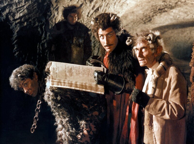 Die hinterhältige Dorotka heiratet den verwitweten alten Müller Máchal aus purer Habgier und treibt ihn vorsätzlich in den Tod. Danach jagt sie seinen Sohn Peter vom Hof und bringt ihn durch eine Intrige ins Gefängnis. – Bild: MDR/​WDR