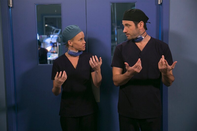 CHICAGO MED -- „Mistaken“ Episode 104 -- Pictured: (l-r) Julie Berman as Dr. Samantha Zanetti, Colin Donnell as Dr. Connor Rhodes – Bild: NBCUniversal Media, LLC /​ UNIVERSAL CHANNEL /​ Elizabeth Sisson/​NBC