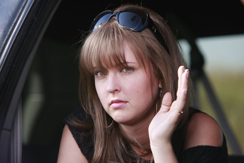 Hals über Kopf verlässt der Hollywoodstar Mindy Fanshaw (Katherine Isabelle) die Ranch. – Bild: MG RTL D