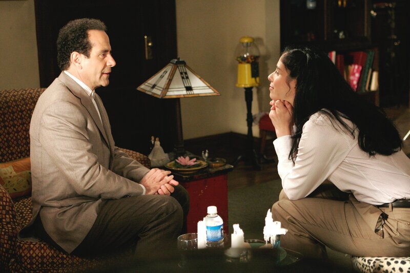 Tony Shalhoub (Adrian Monk), Sarah Silverman (Marci Maven). – Bild: ORF 1 Tony Shalhoub (Adrian Monk), Sarah Silverman (Marci Maven). – Bild: ORF 1