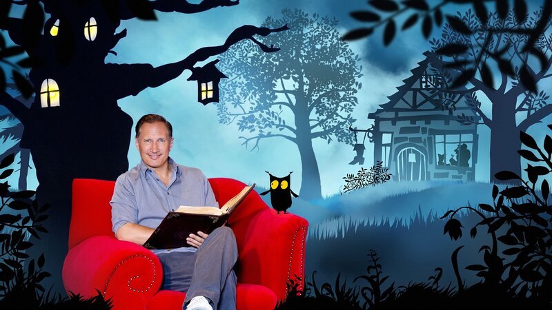 Es war einmal ein fröhlicher Schuster. Der war so geschickt, dass er sogar aus Blütenblättern klitzekleine Schuhe anfertigen konnte. Benno Fürmann erzählt, wie ihm das zu seinem Glück verhelfen konnte. – Bild: rbb/​Hanna Boussouar