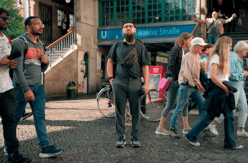 Für Gordon fühlt sich „Einsamkeit an, als würde man im Schlamm feststecken und Gas geben.“ – Bild: SWR/​ Johannes Kroeger