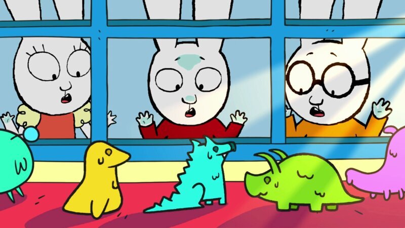 Vom Pausenhof aus beobachten Lou (links), Simon (Mitte) und Ferdinand (rechts) erschreckt, wie ihre Knetfiguren wegen der Sonne zu schmelzen beginnen. – Bild: ZDF und GO-N Productions