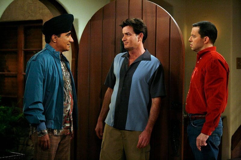 Männergespräche: Don (Iqbal Theba, l.), Charlie (Charlie Sheen, M.) und Alan (Jon Cryer, r.) – Bild: TWO AND A HALF MEN and all related characters and elements are trademarks of and Warner Bros. Entertainment Inc.