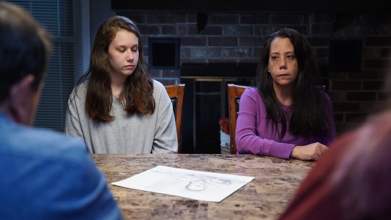 Client Traci and her daughter Catherine sit down with Amy Allan and Steve DiSchiavi as they reveal the results of the investigation in Summerville, SC as seen on Travel Channel’s The Dead Files – Bild: Warner Bros. Discovery, Inc. or its subsidiaries and affiliates