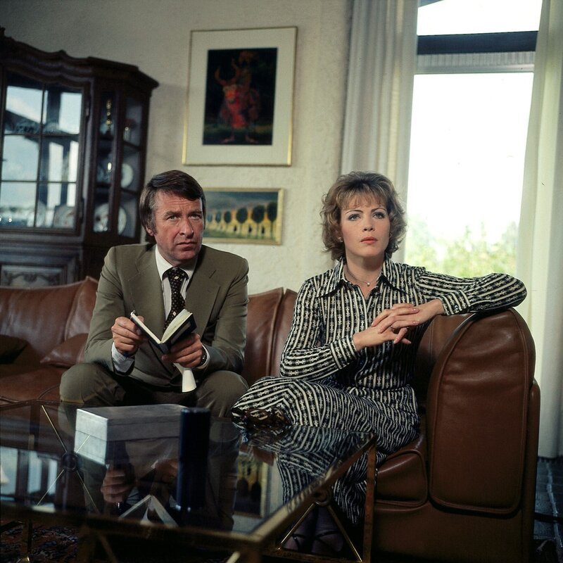 Grabert ahnt, dass möglicherweise Inge Reese das schwache Glied in der sonst so festgefügten Familie Reese ist. Vielleicht erfährt er von ihr einiges, was ihn bei den Recherchen weiterbringt.  l-r: Walter Grabert (Günther Schramm), Inge Reese (Renate Schroeter) – Bild: ZDF und Neue Münchner Filmprod.