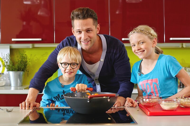 Alexander Kumptner mit Theresa und Noah. – Bild: ORF 1