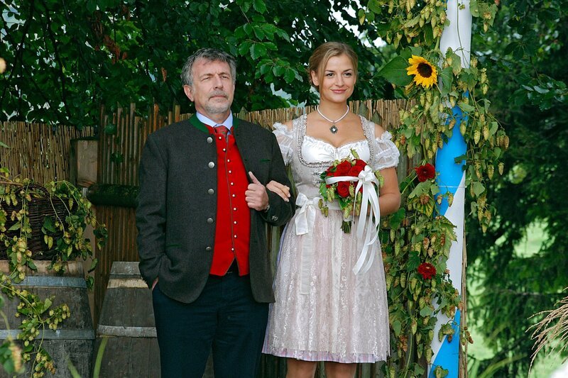 Hochzeit: Julius (Michele Oliveri, l.) führt als „Brautvater“ Theresa (Ines Lutz, r.), die Tochter seines besten Freundes, zum Traualtar. – Bild: ARD/​Ann Paur