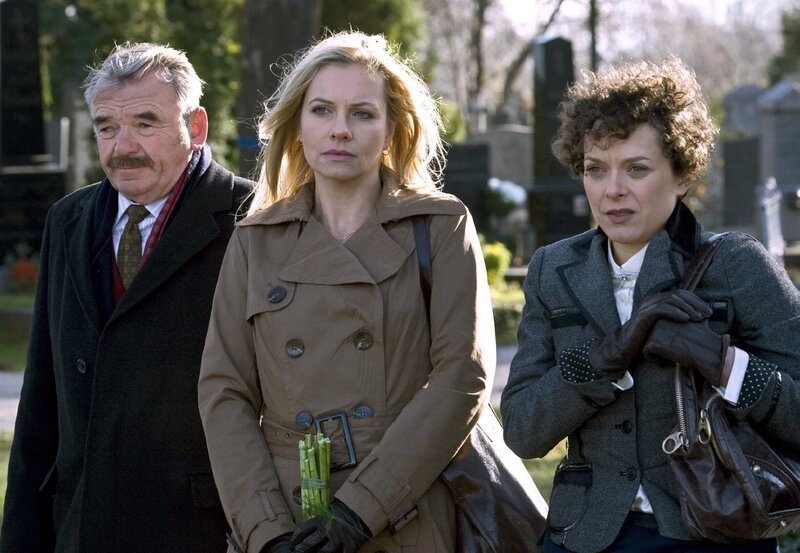 Am Grab der Mutter: Claudia Plattner (Susanne Michel, M.) mit ihrem Vater Blasius Schmalzl (Branko Samarovski, l.) und ihrer Halbschwester Sarah Richards (Dorothee Hartinger, r.). – Bild: BR/​ARD/​ORF/​Georg Bodenstein