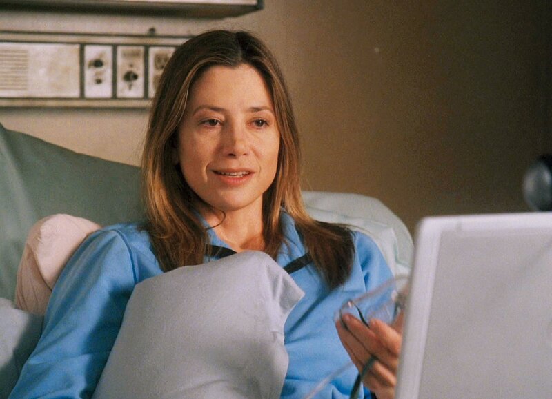 Diagnostisches Streitgespräch per Webcam: Mira Sorvino als Dr. Cate Milton – Bild: SUS /​ SF