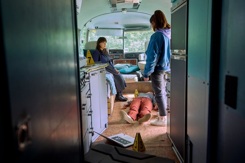 Dr. Pilar Westphal (Yulia Yáñez Schmidt, l.) berichtet Kommissarin Amira Mahdi (Aylin Ravanyar, r.), dass die tote Multimillionärin Paula Rausch (Ann-Cathrin Schaible, liegend) mit einem Gürtel erwürgt wurde. – Bild: ZDF und Frank Dicks