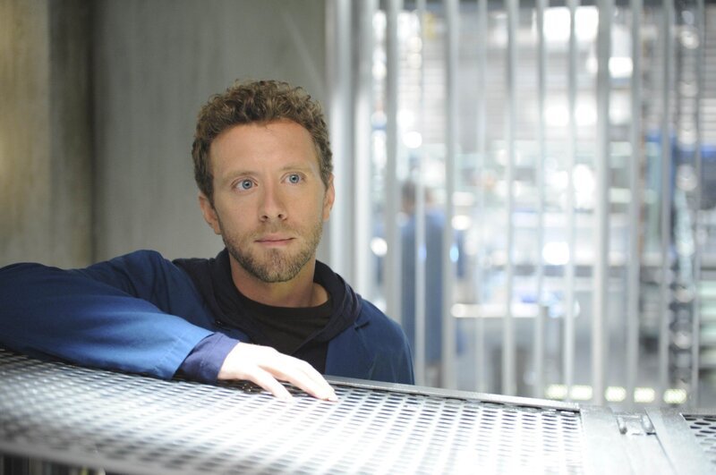 Hodgins (T.J. Thyne) weiß nicht, was er von dem neuen Praktikanten halten soll: Der Junge ist hochintelligent, hat jedoch keine blütenreine Weste und ist auch sprachlich anders als die anderen Mitarbeiter im Jeffersonian. – Bild: FRM6 /​ TWENTIETH CENTURY FOX FILM CORPORATION. ALL RIGHTS RESERVED