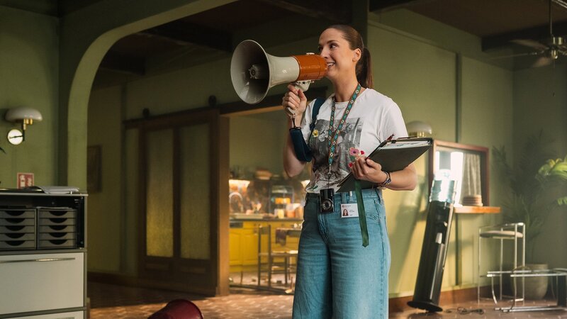 Unsere kleine Botschaft Staffel 1 Folge 3 Schiesst mit ihrer Notfallübung etwas übers Ziel hinaus: Anaïs Decasper als Praktikantin Selina. Regie: Johannes Bachmann, Johannes Schroeder Produktion: Fidelio Films GmbH Kamera: Orit Teply Drehbuch: Pascal Glatz, Christian Wehrlin – Bild: SRF/​Pascal Mora