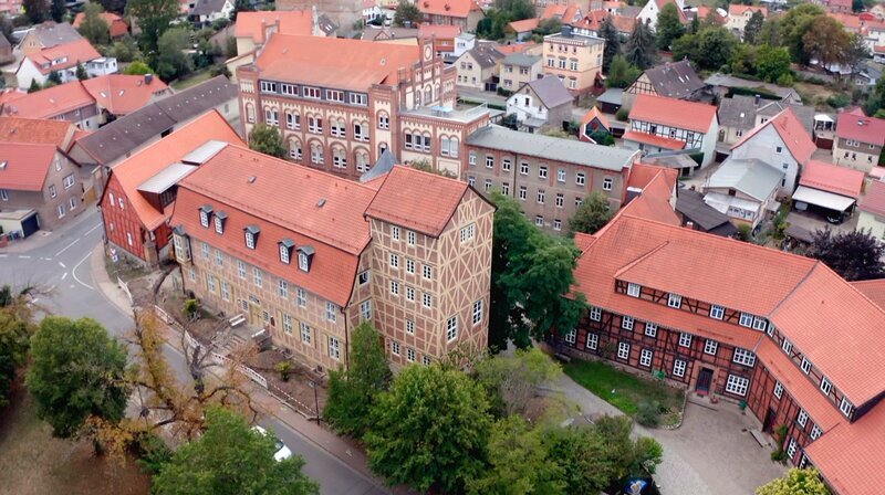 Der Lindenhof, wo alles begann. Heute sind hier Büros der Ev. Stiftung Neinstedt untergebracht. – Bild: MDR/​MiaMedia