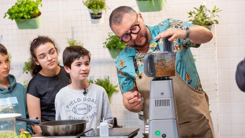ZDFbesseresser Sebastian Lege mit Kindern der Wilhelm-Lehmbruck-Schule in seiner Küche – Bild: ZDF