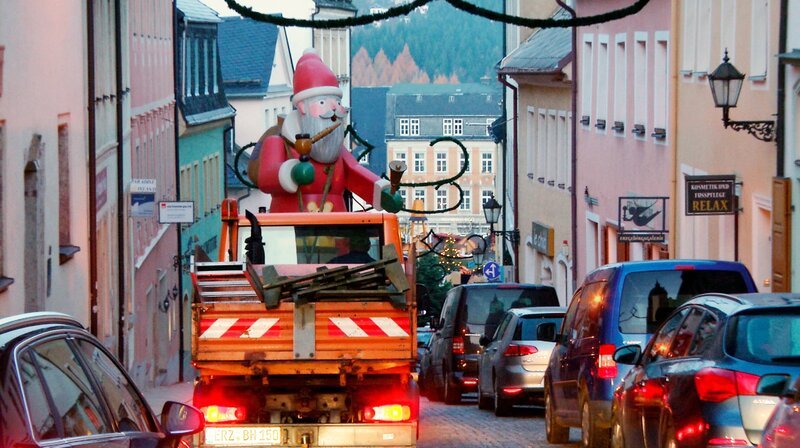 Transport Weihnachtsmann – Bild: MDR/​Meinwerk Film GmbH/​Thomas Keffel