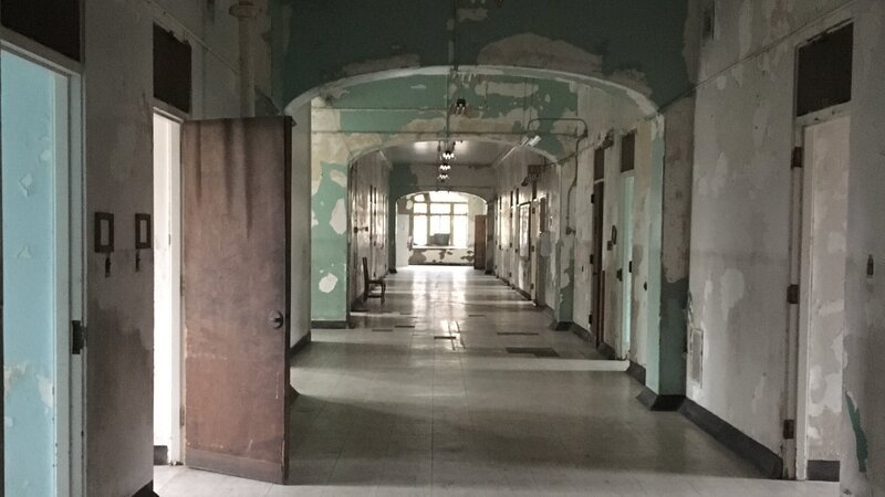 Interior look of a corridor in the Trans Allegheny Lunatic Asylum in West Virginia. As seen on Travel Channel’s Portals To Hell. – Bild: The Travel Channel, L.L.C. All Rights Reserved.