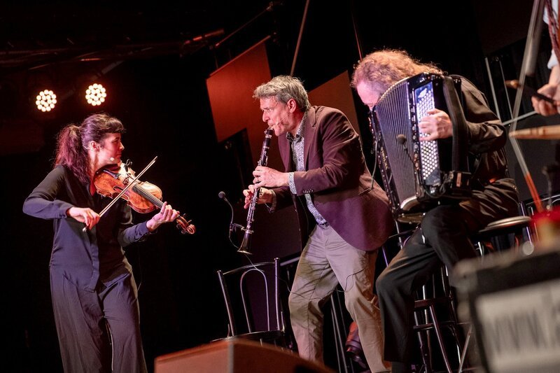 Johanna Kugler, Christof Spörk, Krzysztof Dobrek. – Bild: ORF/​Grazer Spielstätten/​Nico Kaiser