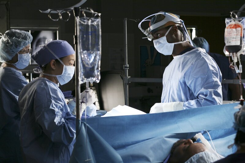 Cristina (Sandra Oh, 2.v.l.) und Burke (Isaiah Washington, r.) wollen am Nachmittag eine äußerst gefährliche Operation am Herzen eines Patienten durchführen. Während Burke noch Zweifel an seinen Fähigkeiten hat, ist Cristina umso enthusiastischer und drängt ihn regelrecht dazu, die Operation durchzuführen … – Bild: sixx