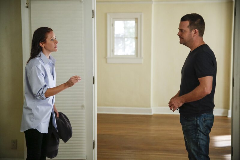 Callen (Chris O’Donnell, r.) und das Team hinterfragen die Vorgeschichte der CIA-Agentin Joelle Taylor (Elizabeth Bogush, l.), nachdem sie einer Entführung entkommen ist. – Bild: CBS Studios Inc. /​ Cliff Lipson