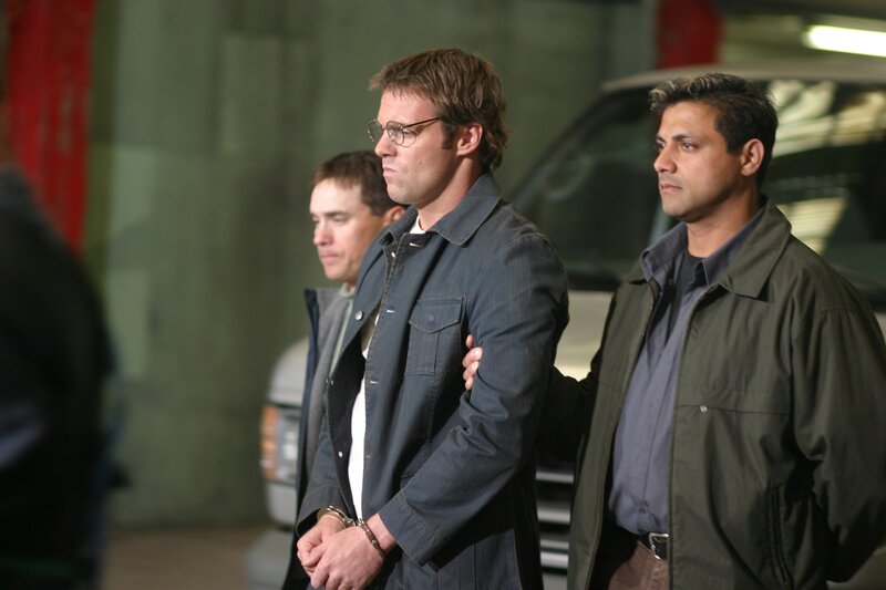 Plötzlich müssen sich Daniel (Michael Shanks, M.) und das SG-1 Team mit ganz weltlichen Problemen rumschlagen … – Bild: SYFY