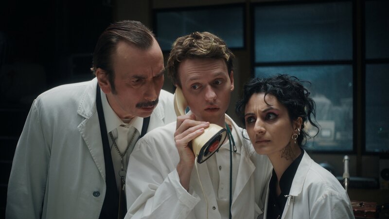 Cornelius (Arnd Schimkat, l.), Timoteo (Jeremias Meyer, M.) und Nazlı (Şafak Şengül, r.) beim Telefonat mit „Oben“. – Bild: ZDF und Karl Kürten