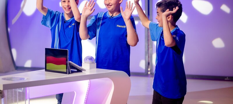 Das blaue Team aus Berlin/​Deutschland begrüßt das Publikum. – Bild: ZDF und Ruppografie – Nadine Rupp