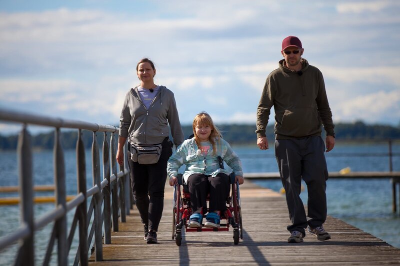 Felicitas Gansewig ist zehn Jahre alt und macht mit ihren Eltern Jessica und Sven Urlaub am Arendsee. Sie wurde mit Spina bifida, auch bekannt als offener Rücken geboren. – Bild: ZDF und Thomas Kefflel
