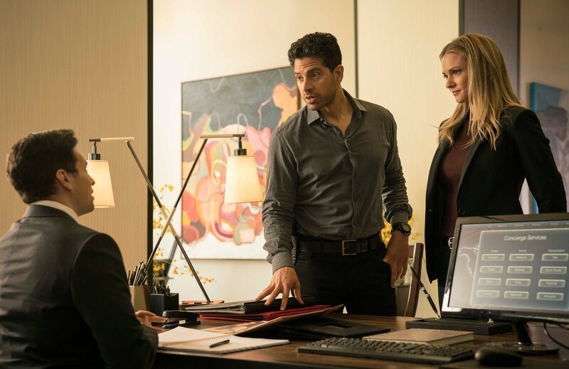 Können JJ (A. J. Cook, r.) und Luke (Adam Rodriguez, M.) in der alten BAU-Konstellation ermitteln ohne vor der unnachgiebigen FBI-Agentin Barnes aufzufliegen? – Bild: Brandon Hickman /​ ABC Studios-CBS Broadcasting /​ 13TH STREET