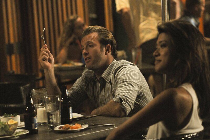 Während Steve (Alex O’Loughlin, r.) und seine Kollegen an einem neuen Fall arbeiten, versucht Catherine (Michelle Borth, l.) über einen Beamten des Zeugenschutzprogramms den Aufenthalt seiner Mutter herauszubekommen … – Bild: CBS Broadcasting, Inc.