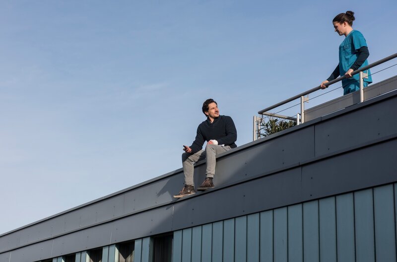 Josh Mahler (Markus Brandl, l.); Tom Zondek (Tilman Pörzgen, r.). – Bild: ARD/​Jens Ulrich Koch