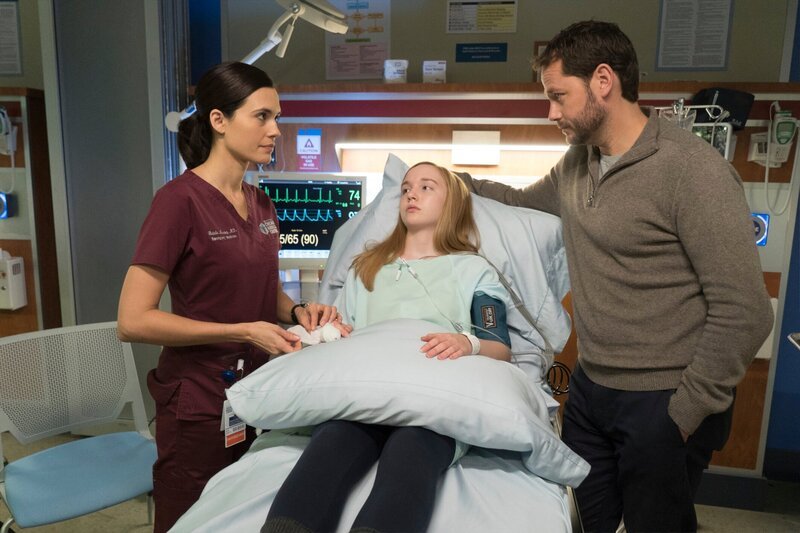 CHICAGO MED -- „Reunion“ Episode 108 -- Pictured: (l-r) Torrey DeVitto as Dr. Natalie Manning, Maisie Merlock as Michelle Joffe, Matthew Humphreys as Henry Joffe – Bild: NBCUniversal Media, LLC (C)UNIVERSAL CHANNEL /​ Elizabeth Sisson/​NBC