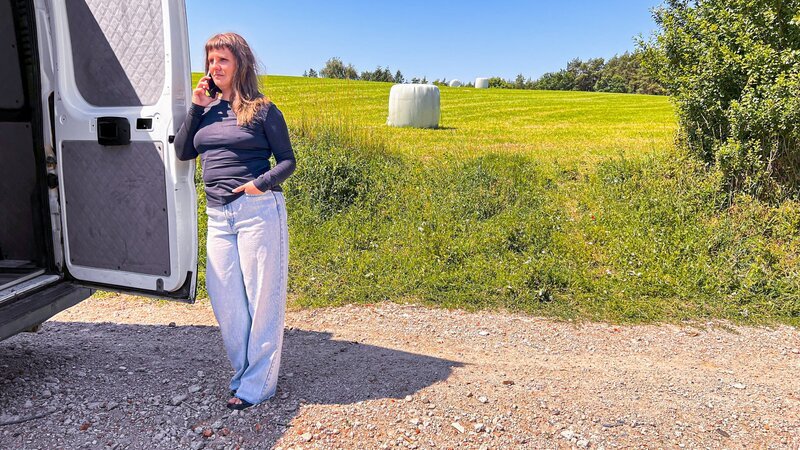 Mobile Hilfe vor Ort: Miriam Peters von den „Land-Grazien“ verhilft Frauen auf dem Land zur Flucht aus häuslicher Gewalt. – Bild: ZDF und Tom Fritzsche