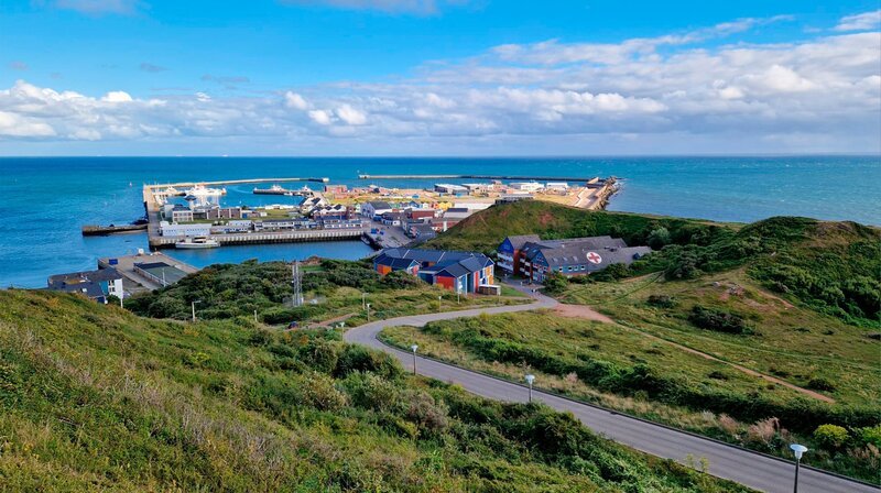 Der Blick von der Anhöhe zeigt das lebendige Unterland und den geschäftigen Hafen: Helgoland – Deutschlands einzige Hochseeinsel mit rund 1.300 Einwohnern. – Bild: NDR/​TVN FACTUAL ENTERTAINMENT