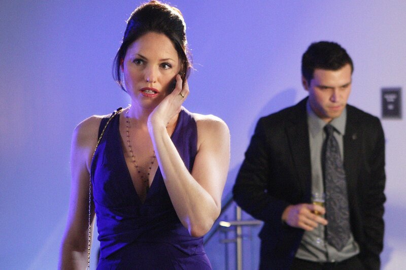 Sara (Jorja Fox) versucht telefonisch Grissom zu erreichen, doch ihre Verbindung ist zu schlecht. (re. Darst. unbekannt) – Bild: RTL